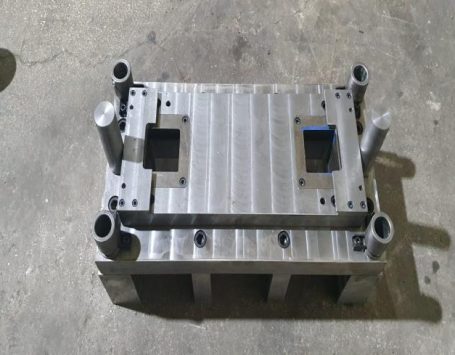 Hassas işlenmiş çelik metal enjeksiyon kalıbı ve endüstriyel kalıp seti bileşenleri.