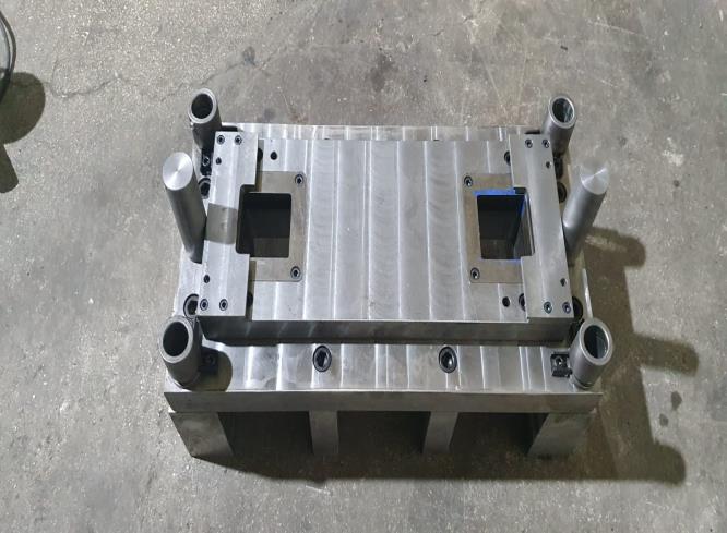 Hassas işlenmiş çelik metal enjeksiyon kalıbı ve endüstriyel kalıp seti bileşenleri.