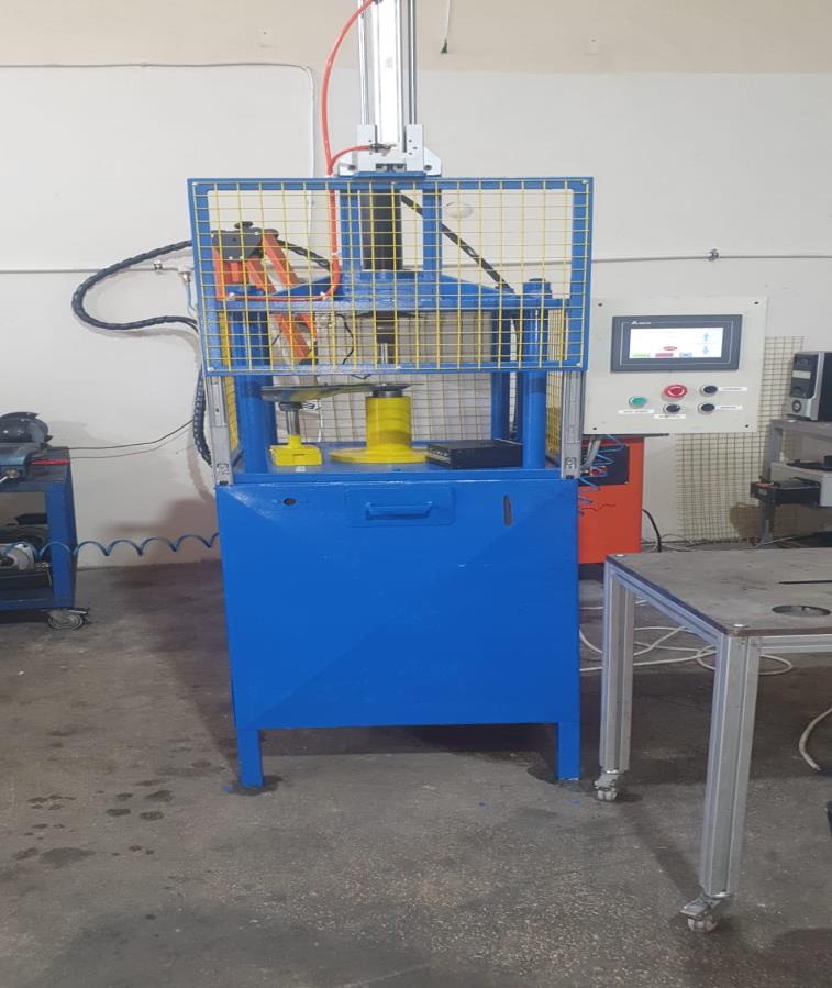 Küçük parçaların çakılması ve montajı için presli montaj aparatı